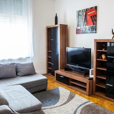 Inner City Apartment Debrecen Bagian luar foto