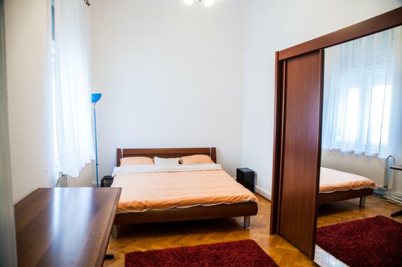 Inner City Apartment Debrecen Bagian luar foto