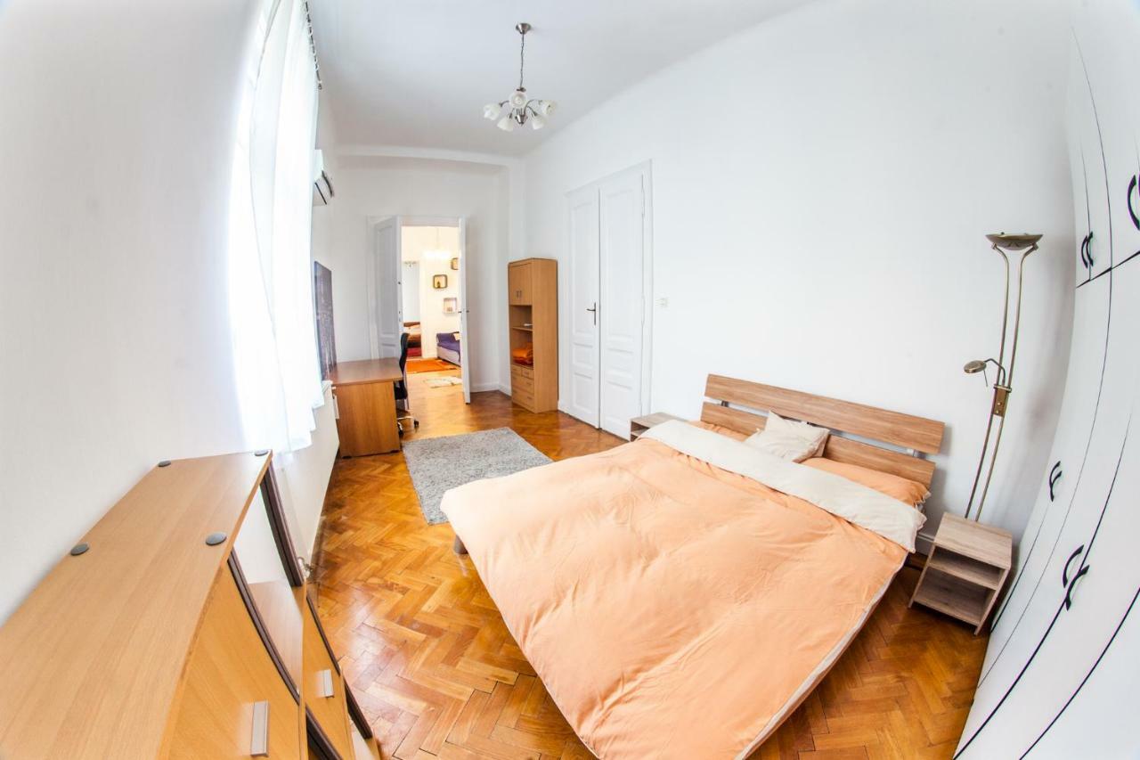 Inner City Apartment Debrecen Bagian luar foto