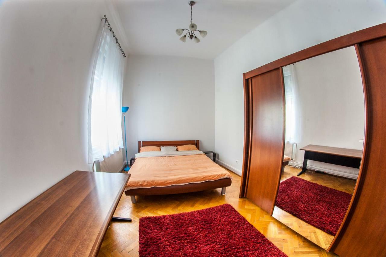 Inner City Apartment Debrecen Bagian luar foto