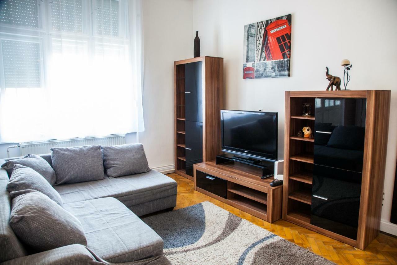 Inner City Apartment Debrecen Bagian luar foto