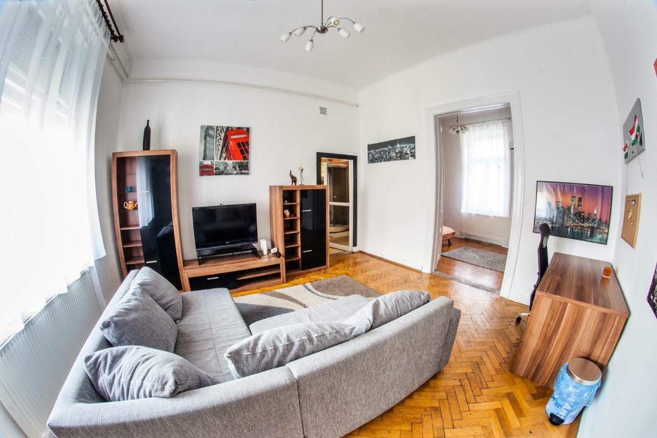 Inner City Apartment Debrecen Bagian luar foto