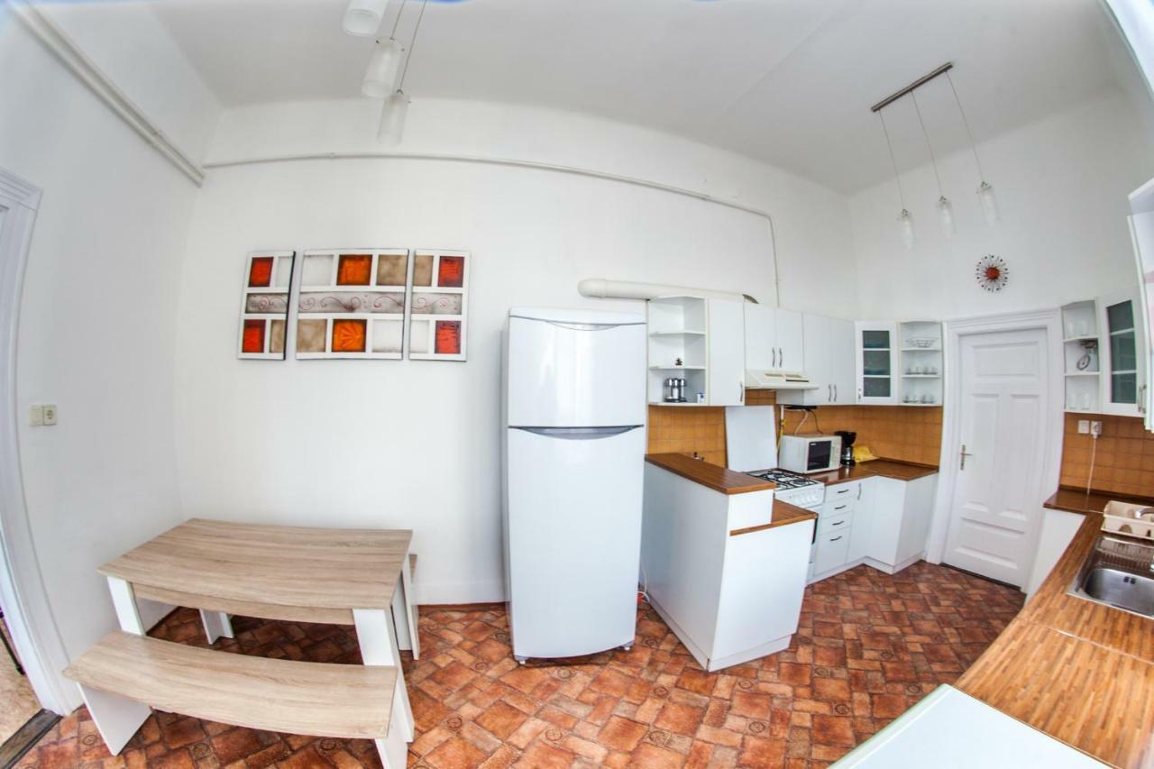 Inner City Apartment Debrecen Bagian luar foto