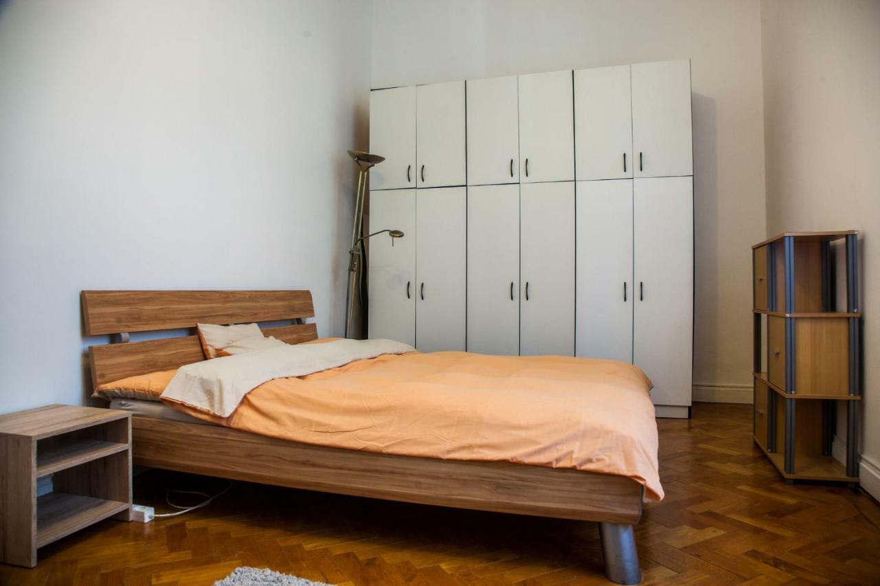 Inner City Apartment Debrecen Bagian luar foto