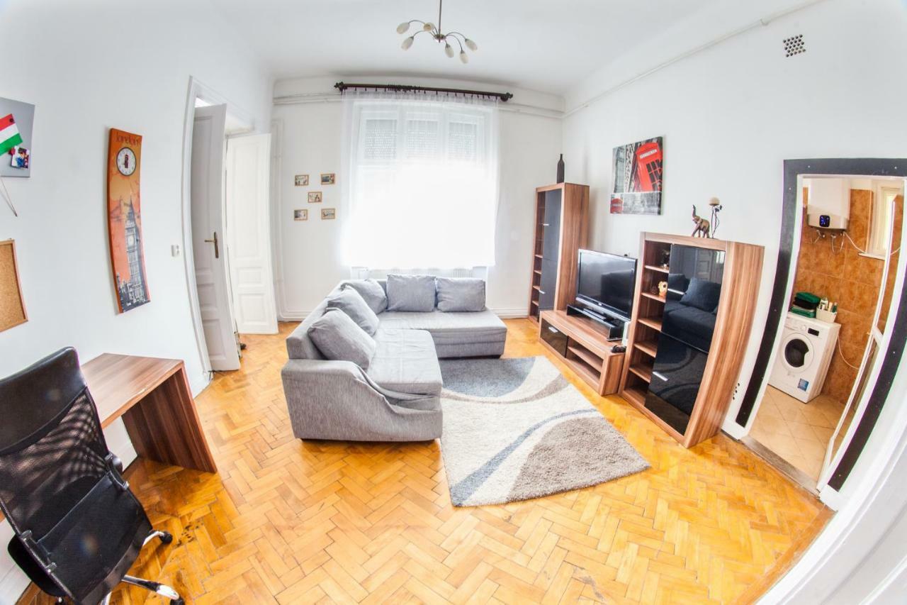 Inner City Apartment Debrecen Bagian luar foto